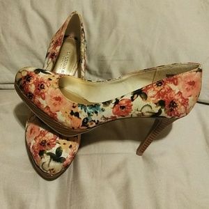 Adorable flower pattern heels 🌼🌺🍃💮🍂🌼🌸🏵️🌹